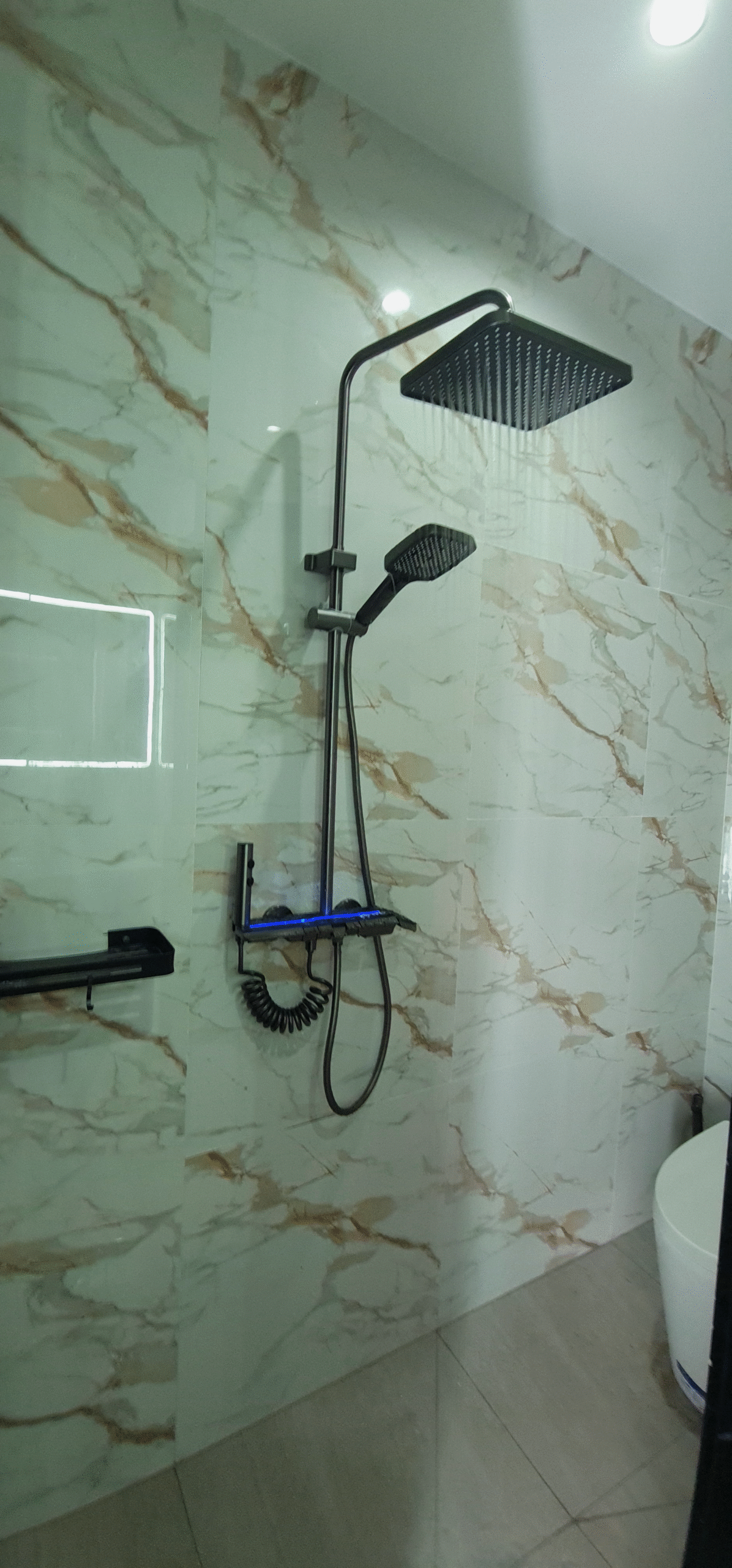 12-bed female dorm with capsule-style bunks, privacy curtains, and secure storage at BuenaSentro Hostel Manila.