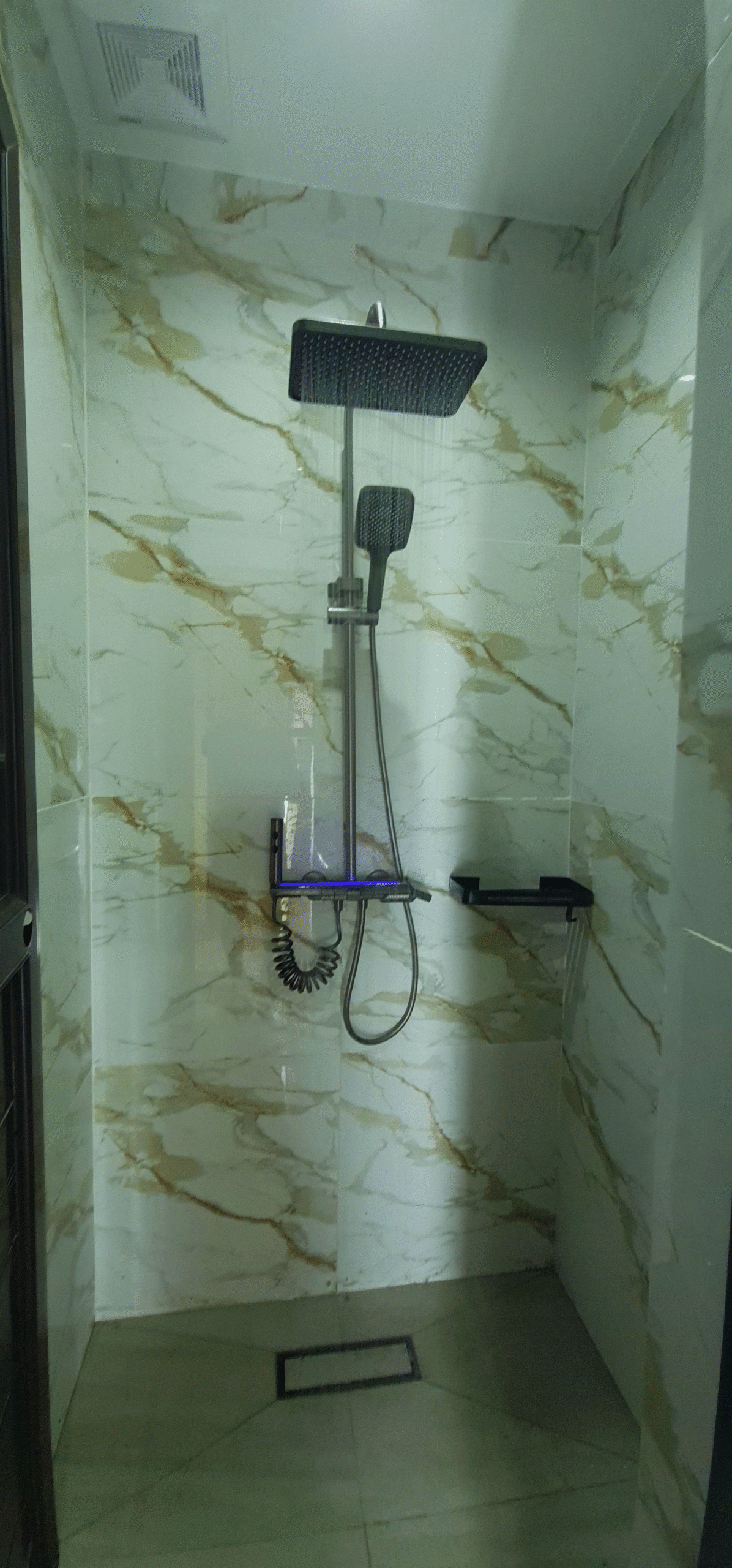 12-bed female dorm with capsule-style bunks, privacy curtains, and secure storage at BuenaSentro Hostel Manila.