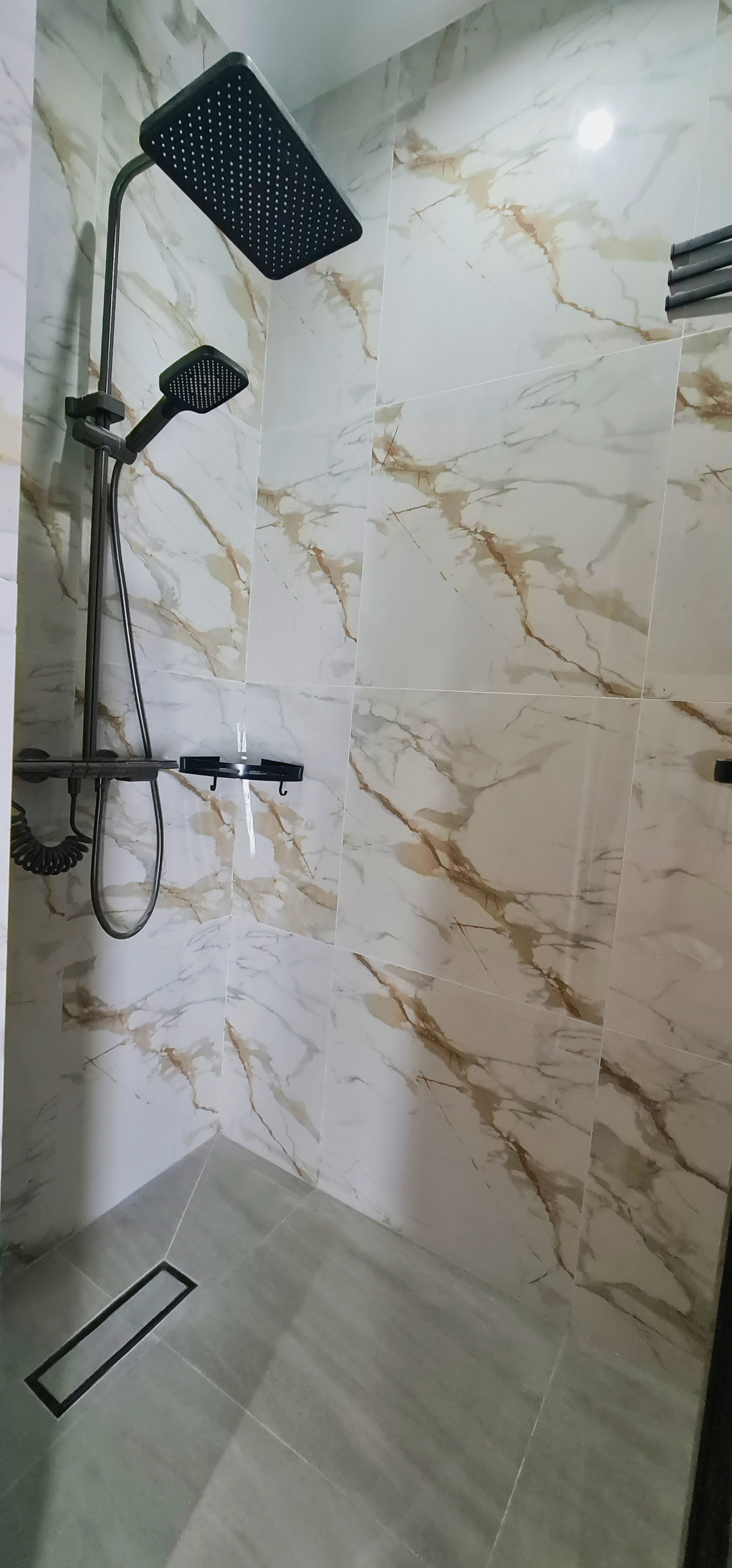 6-bed female dorm with capsule bunks, privacy curtains, and storage at BuenaSentro Hostel Manila