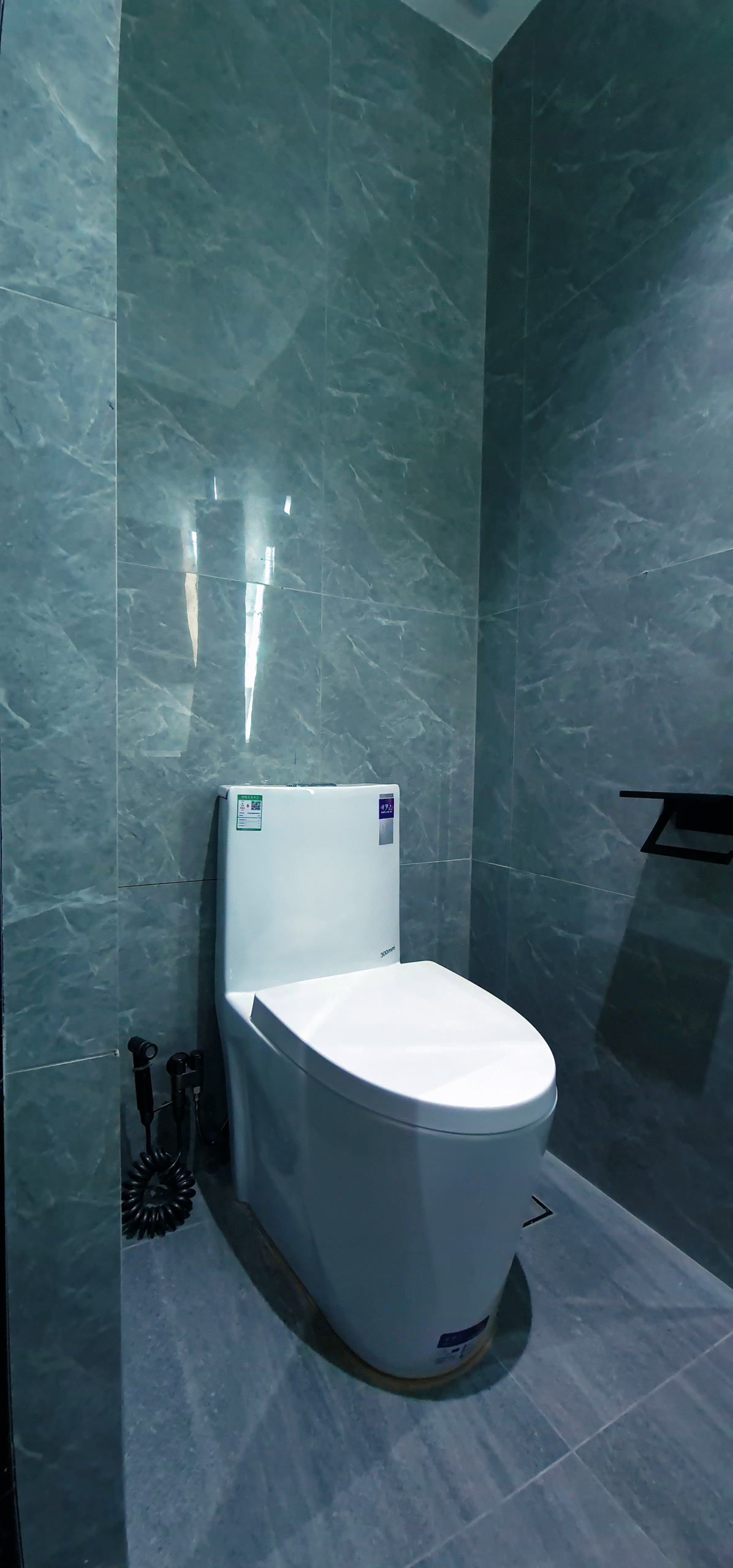 6-bed male dorm with capsule bunks, privacy curtains, and storage at BuenaSentro Hostel Manila